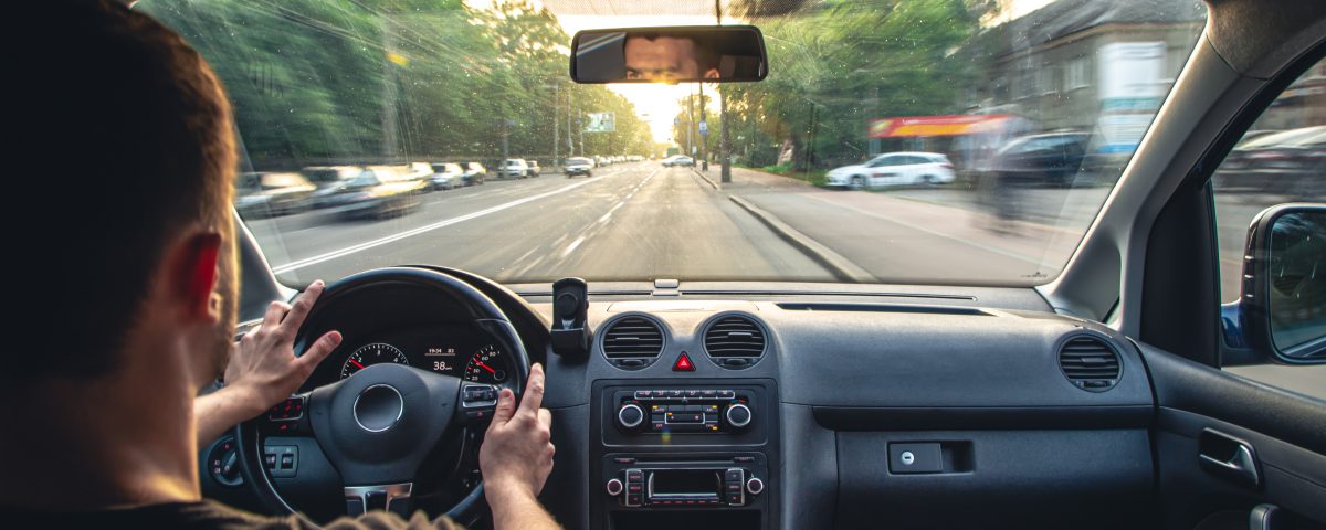 Viajar de carro pode ser uma experiência inesquecível, mas exige planejamento e atenção redobrada para garantir segurança e conforto na estrada.