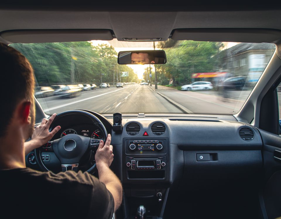 Viajar de carro pode ser uma experiência inesquecível, mas exige planejamento e atenção redobrada para garantir segurança e conforto na estrada.