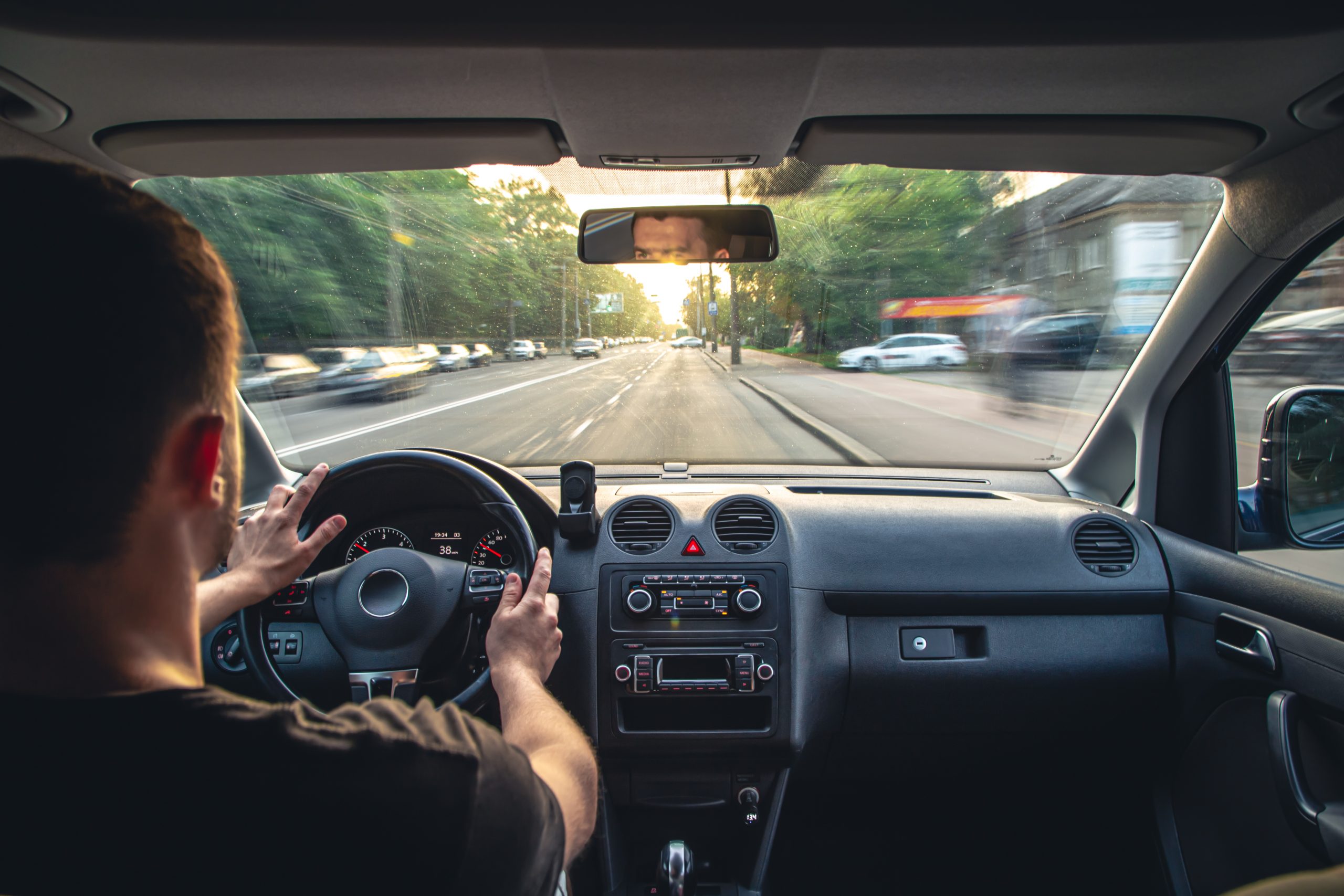 Viajar de carro pode ser uma experiência inesquecível, mas exige planejamento e atenção redobrada para garantir segurança e conforto na estrada.