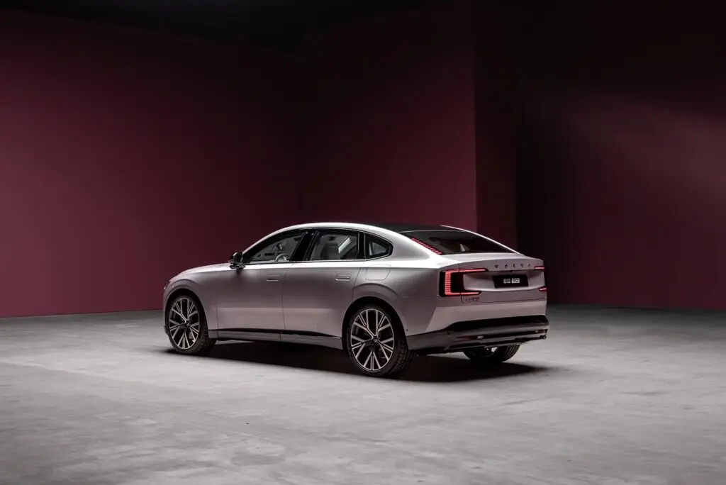 Volvo ES90 é confirmado no Brasil e promete até 700 km alcance