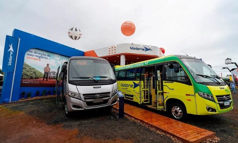Volare apresenta ônibus híbrido e a gás na Agrishow 2025. Ou seja, são os modelos Fly 10 GV, Attack 9 Híbrido e Attack 10 Rural.