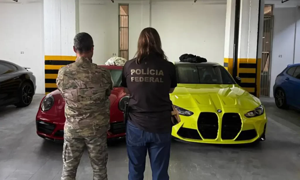 Os agentes federais apreenderam um Land Rover, duas BMW (Competition e M135i) e dois Porsche (Panamera e 911)