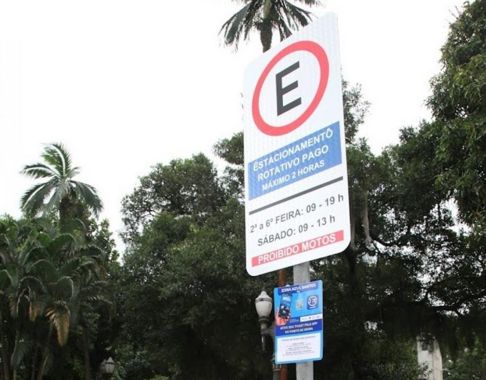 Projeto isenta táxis e aplicativos de estacionamento rotativo