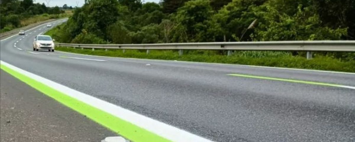 Rodovia com faixas palmeirenses verde-limão é testada