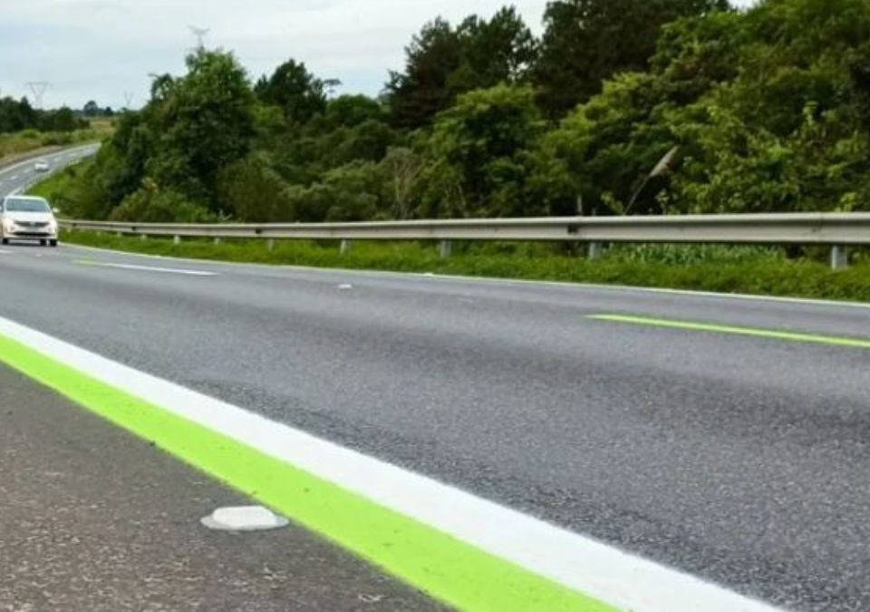Rodovia com faixas palmeirenses verde-limão é testada