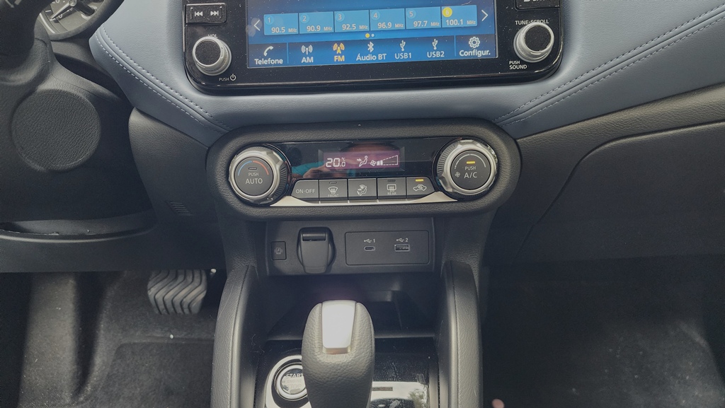 Avaliação: Nissan Versa Exclusive 2025 Comandos do ar-condicionado digital