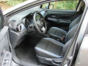 Avaliação: Nissan Versa Exclusive 2025 Espaço interno dianteiro