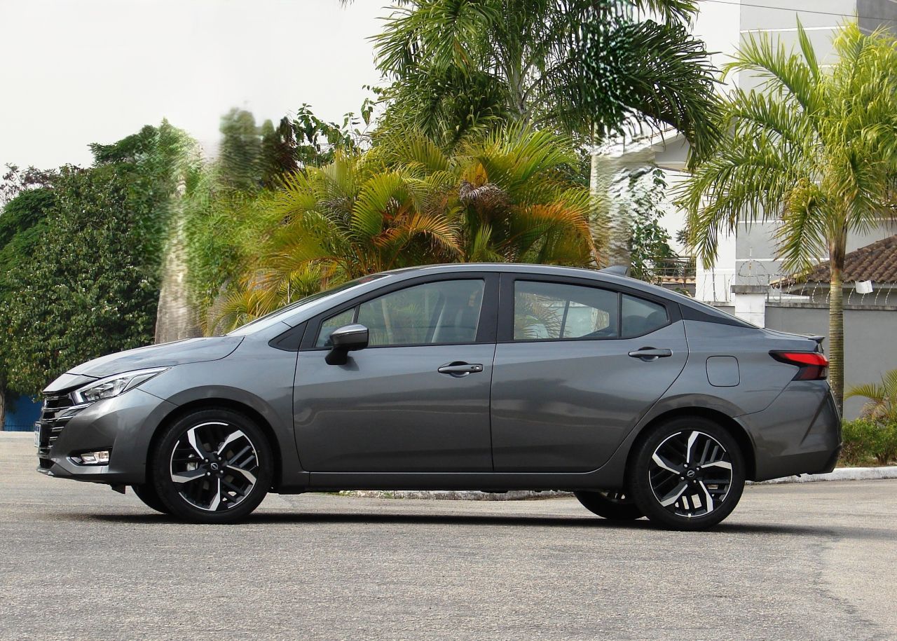 Avaliação: Nissan Versa Exclusive 2025 Lateral