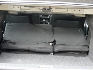 Avaliação: Nissan Versa Exclusive 2025 Porta-malas rebatido