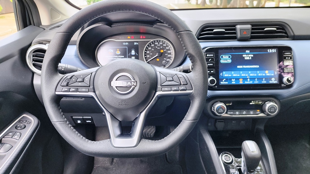 Avaliação: Nissan Versa Exclusive 2025 Volante painel de instrumentos