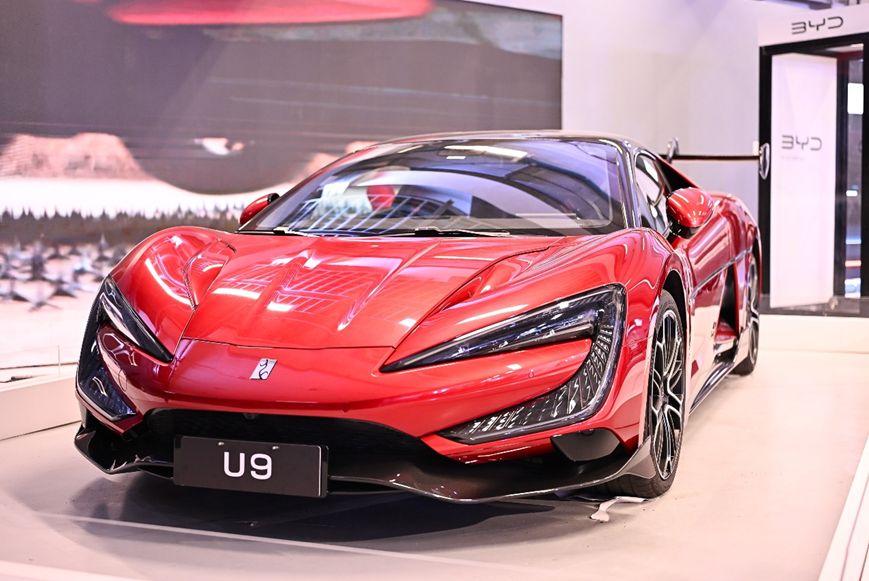 BYD apresenta esportivo YangWang U9 e SUV YangWang U8
