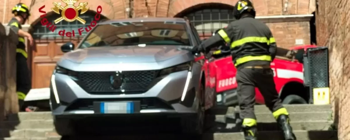 Carro com brasileiros fica preso em escadaria na Itália