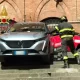Carro com brasileiros fica preso em escadaria na Itália
