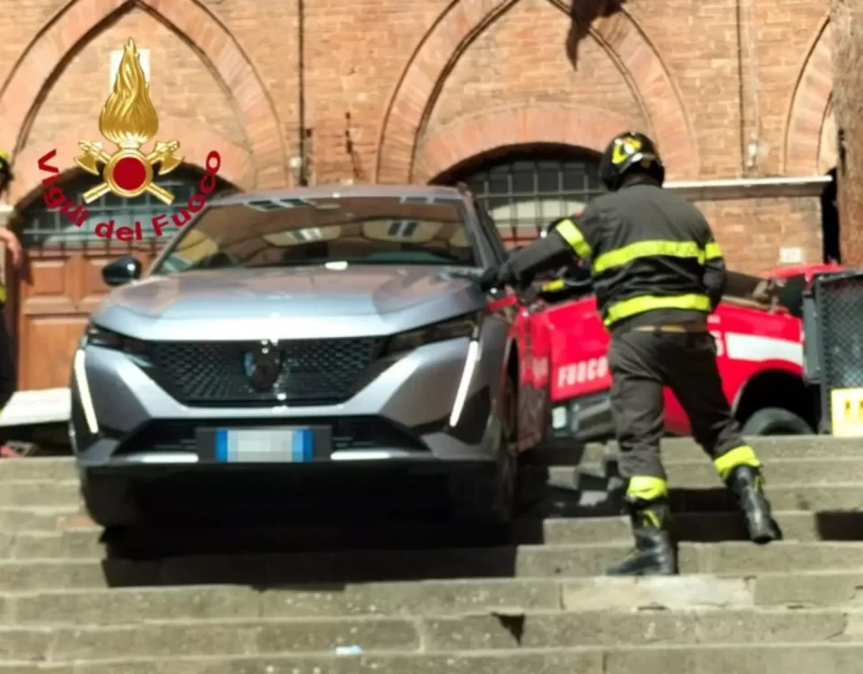 Carro com brasileiros fica preso em escadaria na Itália