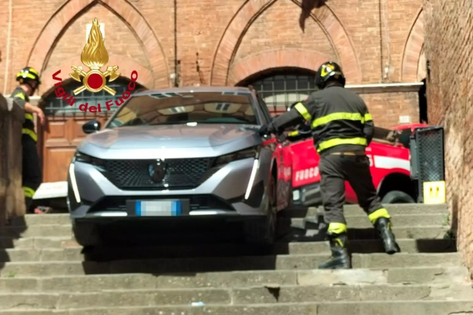 Carro com brasileiros fica preso em escadaria na Itália