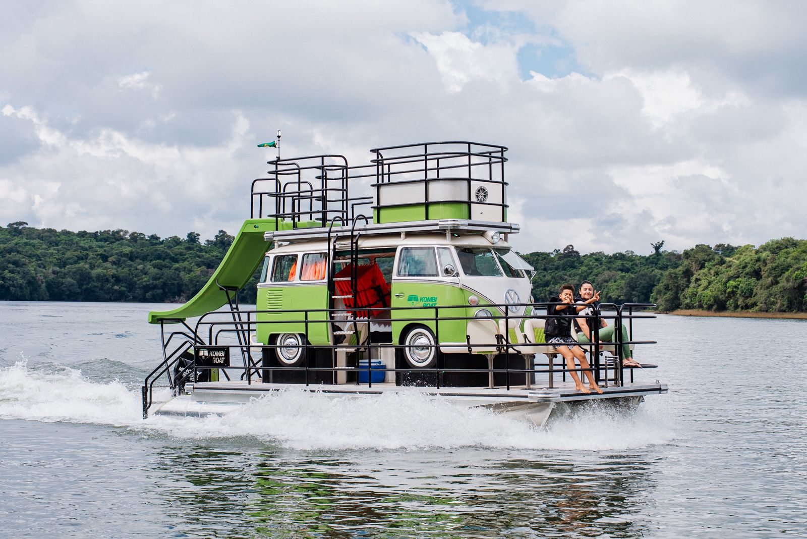 VW Kombi Corujinha Flutuante