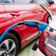 Os carros elétricos crescem no Brasil, mas ainda esbarram um bocado na infraestrutura. O número de veículos emplacados ultrapassou a marca de 300 mil unidades no primeiro semestre de 2025.