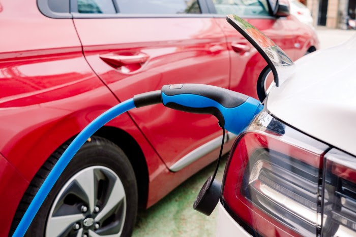 Carros elétricos crescem no Brasil, mas esbarram em infraestrutura