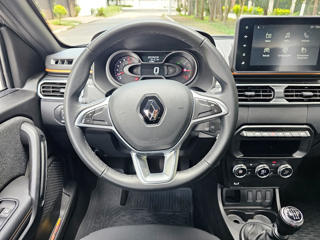 Avaliação: Renault Oroch Iconic 2025 câmbio manual Volante