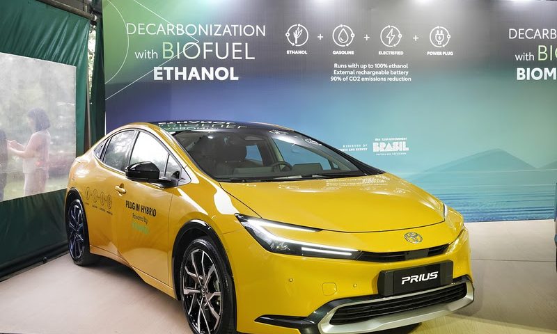 Toyota mostra Prius híbrido plug-in flex em feira agrícola