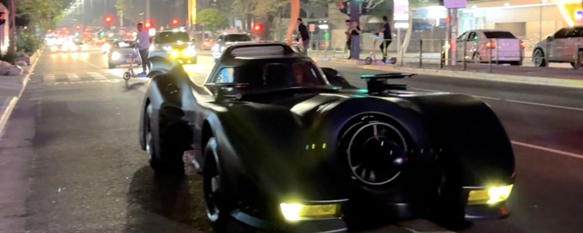 Batmóvel causa alvoroço na Avenida Paulista