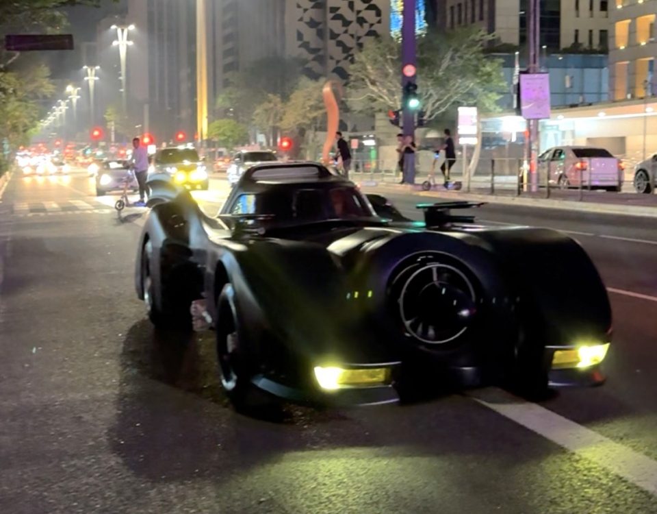 Batmóvel causa alvoroço na Avenida Paulista