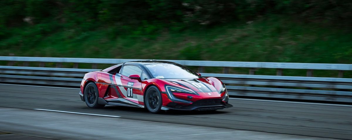 Yangwang U9 Track Edition estabeleceu novo recorde mundial de velocidade para veículos elétricos. O título veio quando o esportivo alcançou 472,41 km/h na pista de testes de Papenburg, na Alemanha.