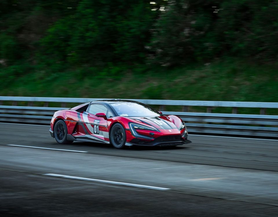 Yangwang U9 Track Edition estabeleceu novo recorde mundial de velocidade para veículos elétricos. O título veio quando o esportivo alcançou 472,41 km/h na pista de testes de Papenburg, na Alemanha.
