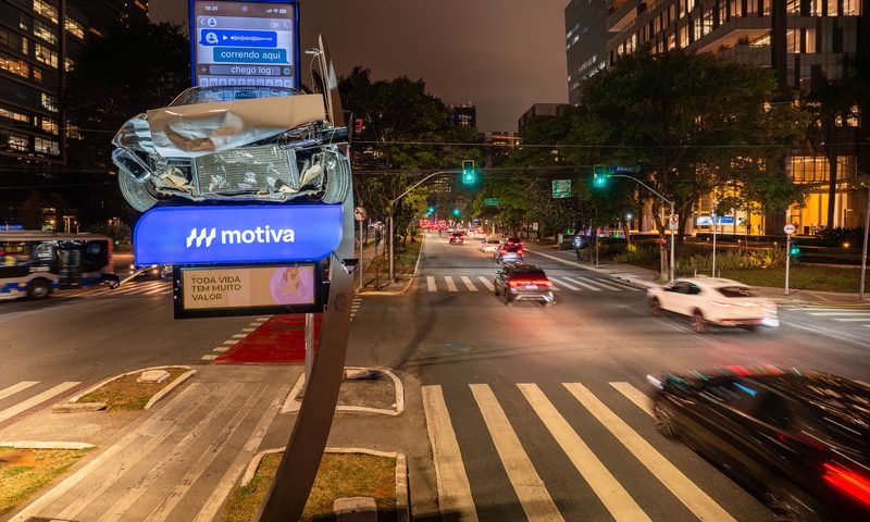 Campanha coloca carros e motos acidentados para chamar atenção