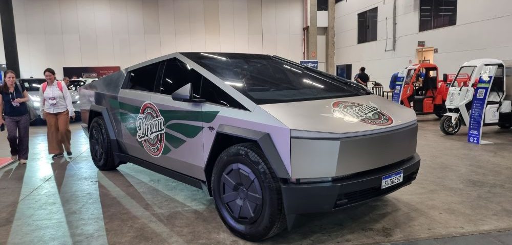Tesla Cybertruck brilha em evento de mobilidade sustentável