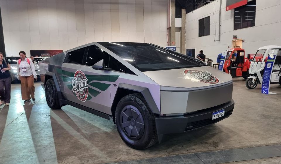 Tesla Cybertruck brilha em evento de mobilidade sustentável