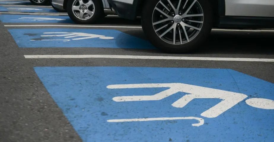 Comissão aprova livrar pontos na CNH por parada irregular em vagas rotativas