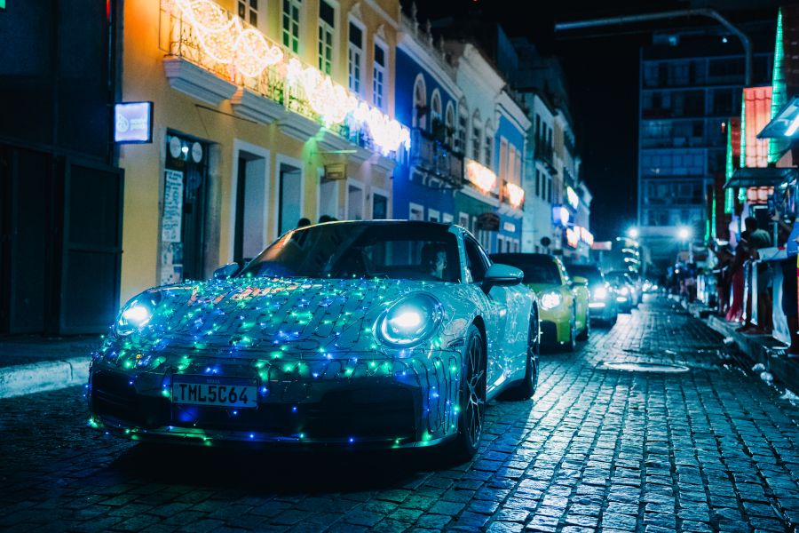 Porsche iluminado e passeio de ‘busão’. Guia para ver o Natal