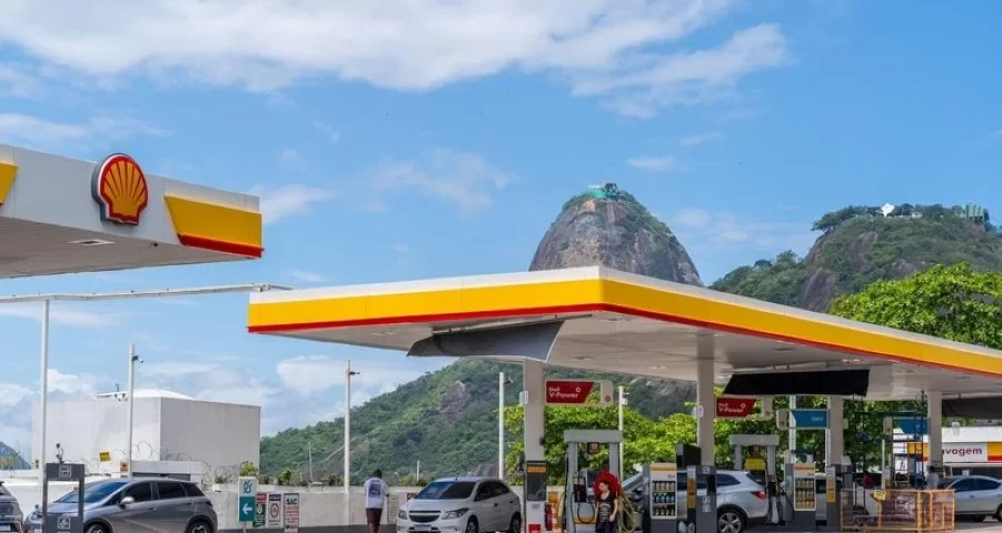 Com a chegada das festas de fim de ano e das férias de verão, milhões de brasileiros se preparam para pegar a estrada. Veja como economizar gasolina no verão