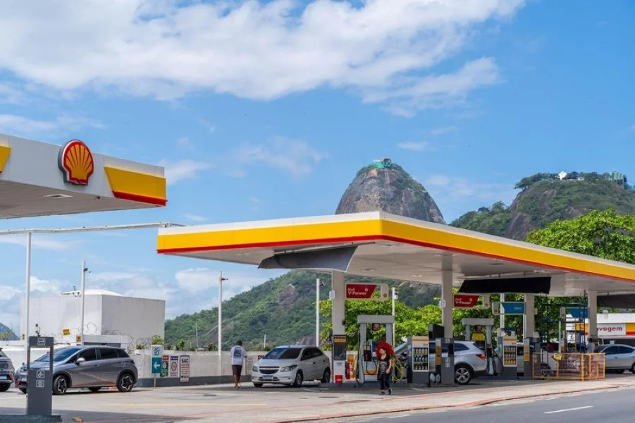 Com a chegada das festas de fim de ano e das férias de verão, milhões de brasileiros se preparam para pegar a estrada. Veja como economizar gasolina no verão
