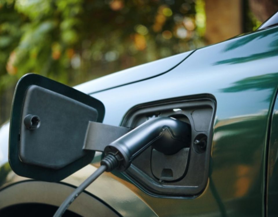 Recarga elétrica avança do condomínio às rodovias no Brasil