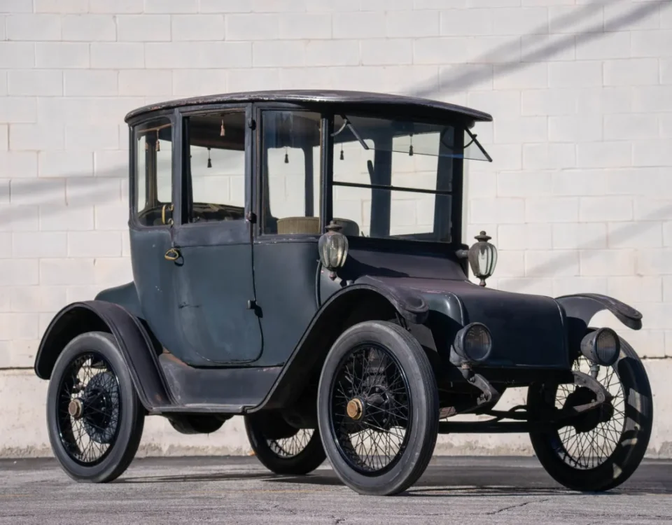 Carro elétrico de 1916 é arrematado por US$ 42 mil