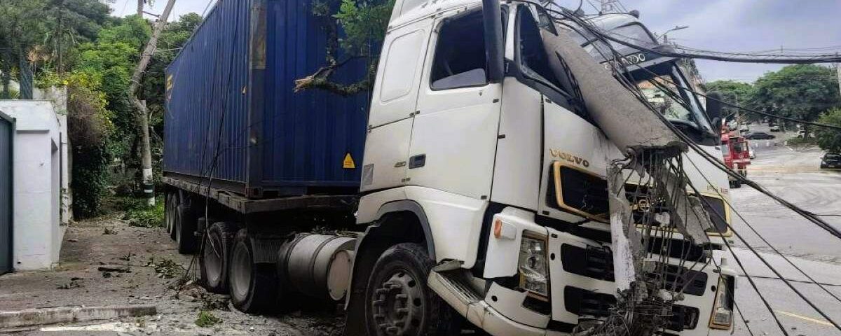 Postes ganham mais fibra e menos cimento