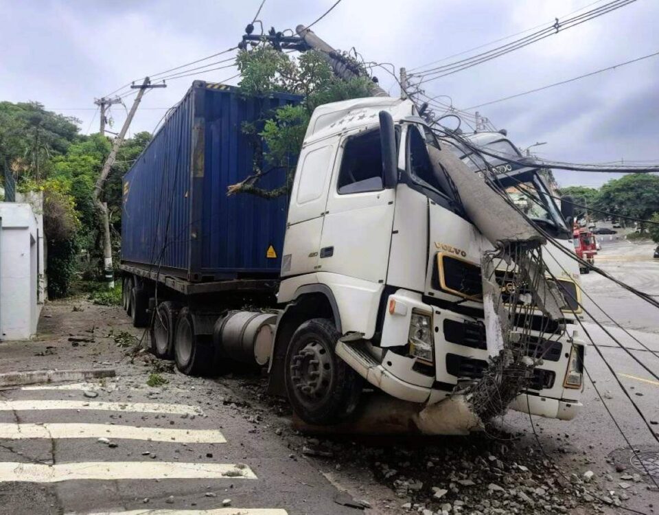Postes ganham mais fibra e menos cimento