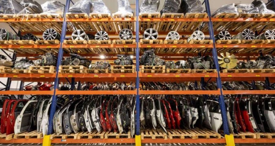 Stellantis desmonta 600 carros e reaproveita 9 mil peças