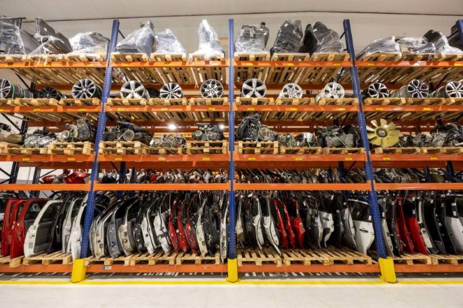 Stellantis desmonta 600 carros e reaproveita 9 mil peças