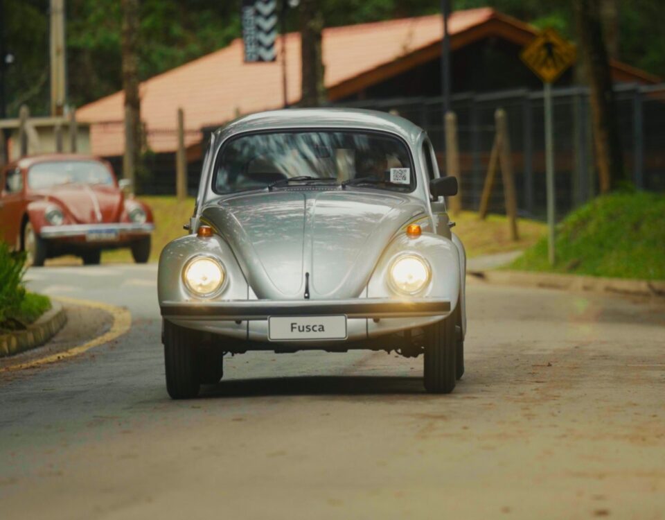 VW e CARDE celebram Fusca com troca inédita de veículos