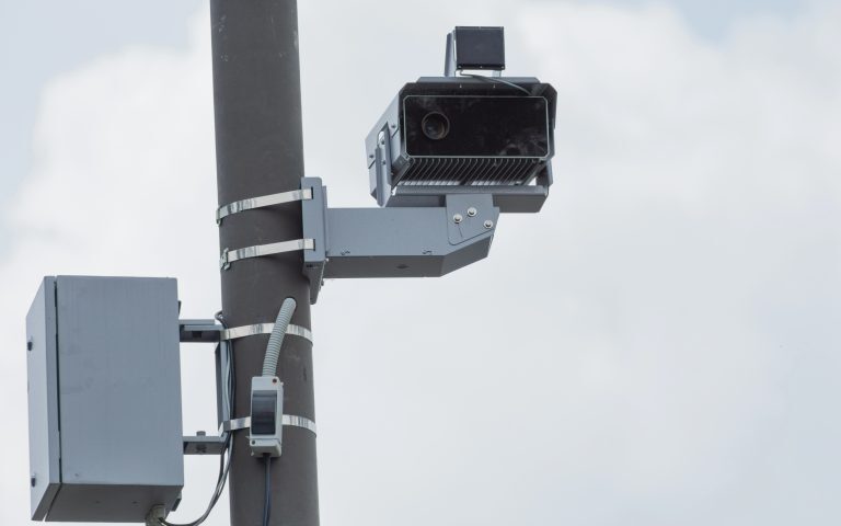Projeto anula multa de radar de velocidade escondido