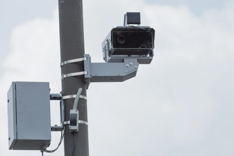 Projeto anula multa de radar de velocidade escondido