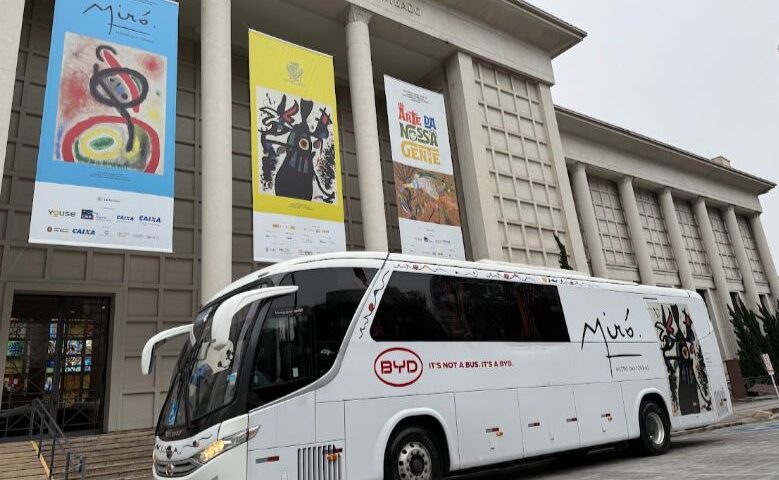 Estudantes vão ao Miró de ônibus elétrico da BYD