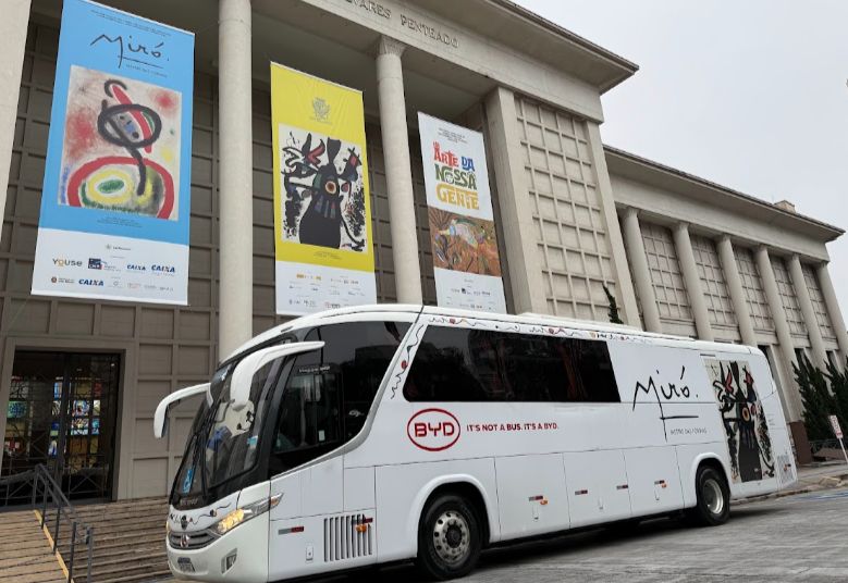 Estudantes vão ao Miró de ônibus elétrico da BYD