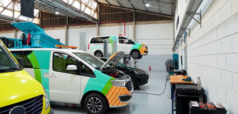 Oficina só de frotas eletrificadas já é realidade no Brasil.