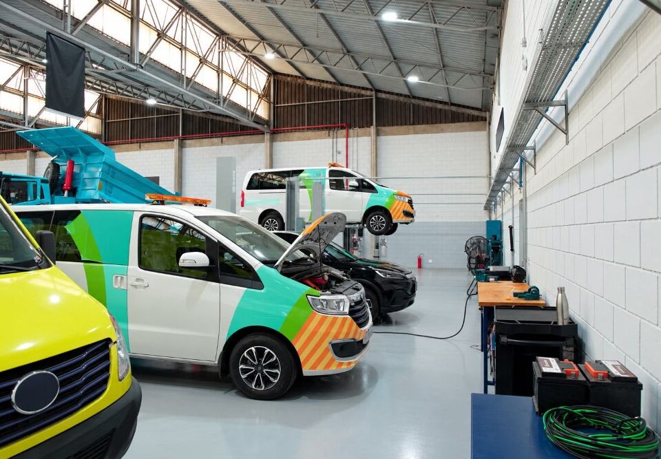 Oficina só de frotas eletrificadas já é realidade no Brasil.