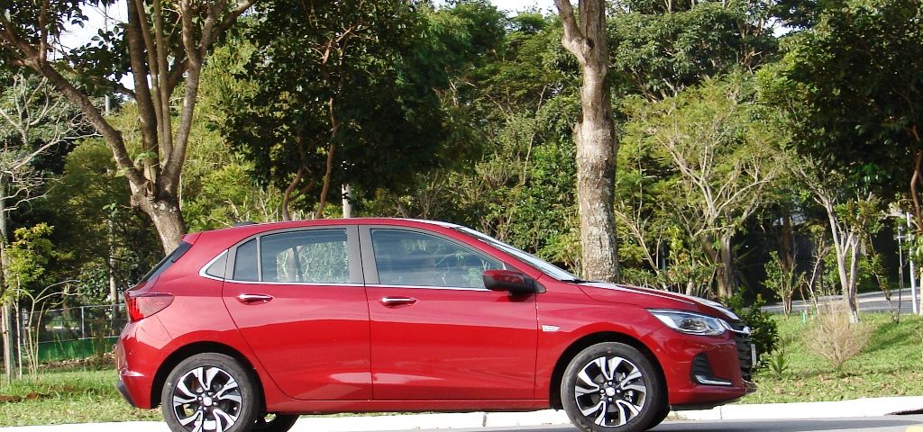 Avaliação: Chevrolet Onix Premier Hatch 2023- movimento lateral- Foto: AutoAgora.com.br