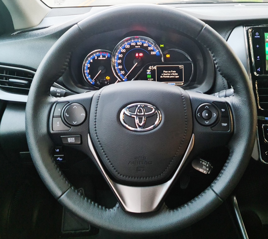 Avalição: Toyota Yaris Sedã XS 2023-Volante revestido em couro